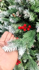 Ёлка с ягодами и шишками ,  фото оригинал. Доставка со склада #1747482